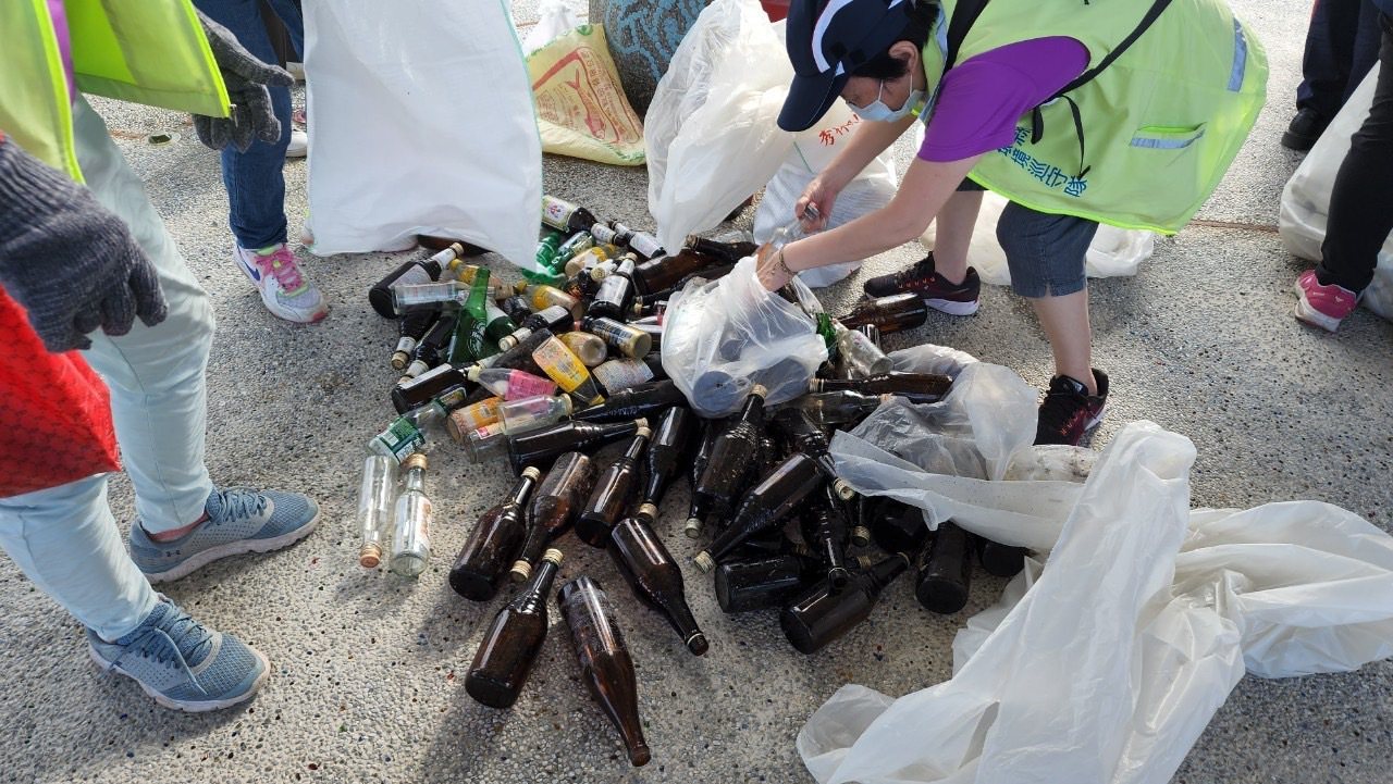 七星潭的海洋廢棄物中，以寶特瓶為大宗，再來是玻璃瓶，參與淨灘團體清出廢棄物近40公斤。圖／九河局提供