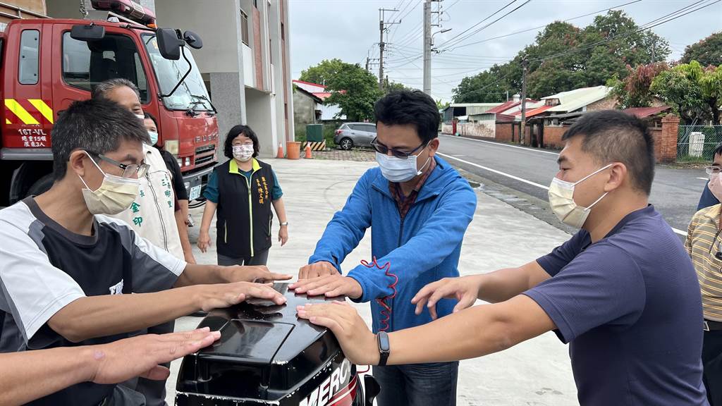 台南市鹽水區公所17日與鹽水消防分隊舉辦管膠筏操作人員訓練。（張毓翎攝）