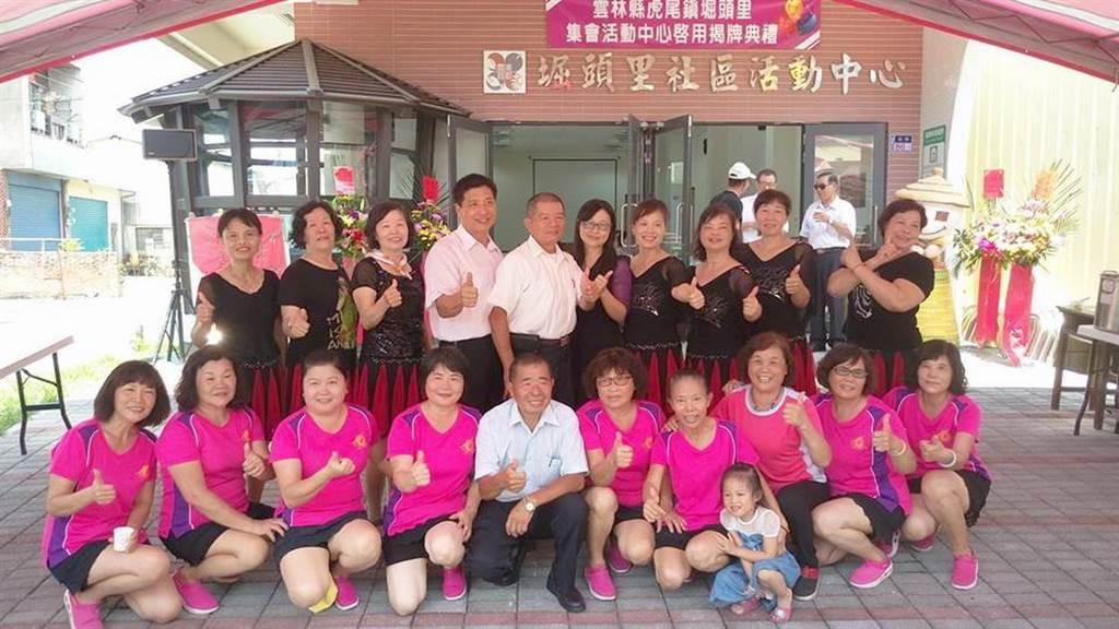 虎尾鎮堀頭社區發展協會理事長李萬壽（第一排中）帶領社區居民改造髒亂點，發掘社區特色力如古亭畚，去年勇奪建築園冶獎社區文化景觀營造類，並號召里民成立水患自主防災隊，前年獲水利署認證為水患自主防災種子社區。（本報資料照片）
