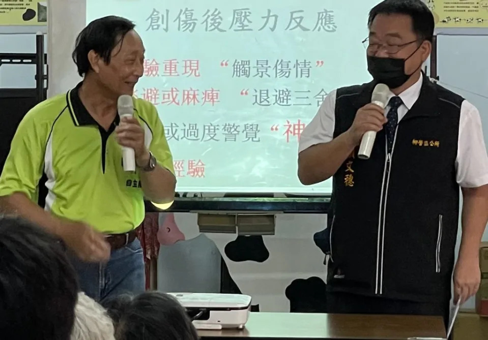 柳營區長顏文穗（右）表示，氣候劇變，政府持續推行防災工作，需民眾的配合及學習自救，邀請推動社區防災經驗豐富的吳錦榮（左）來授課。（勞工局提供）