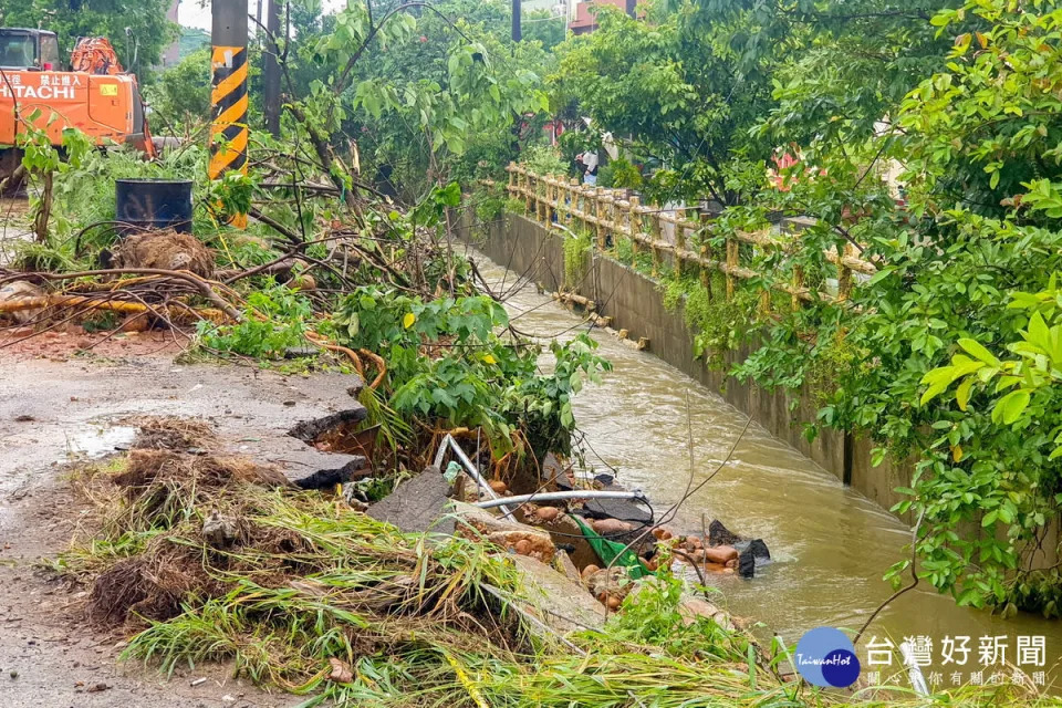 平鎮區民族路雙連一段199巷附近防汛道路發生坍塌，市府已封閉道路、實施交管。