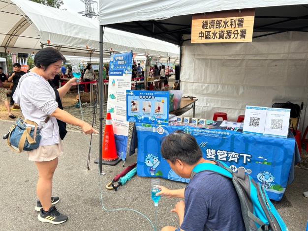 兩位民眾一同體驗互動遊戲，更加認識聯通管原理