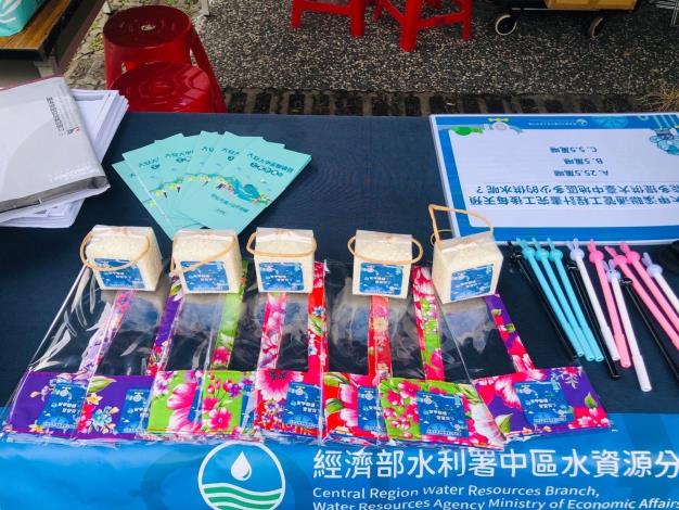 地方交流活動小禮品「葫蘆墩米米磚」、「客家花布飲料提袋」及「兔子造型原子筆」