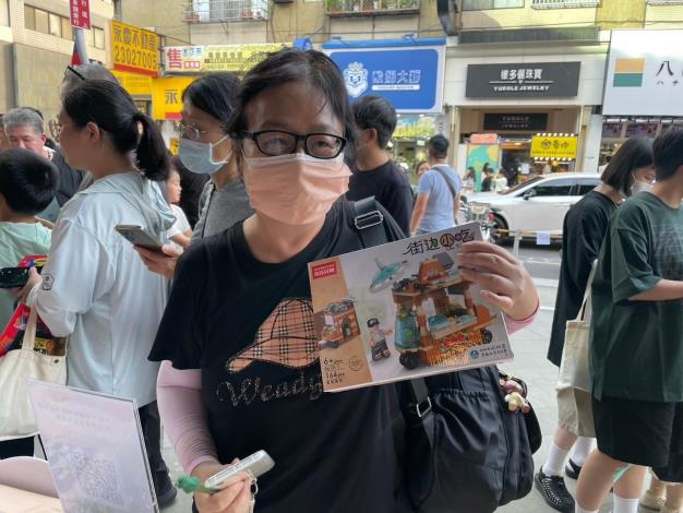 民眾抽中喜歡的禮物 笑容開心藏不住