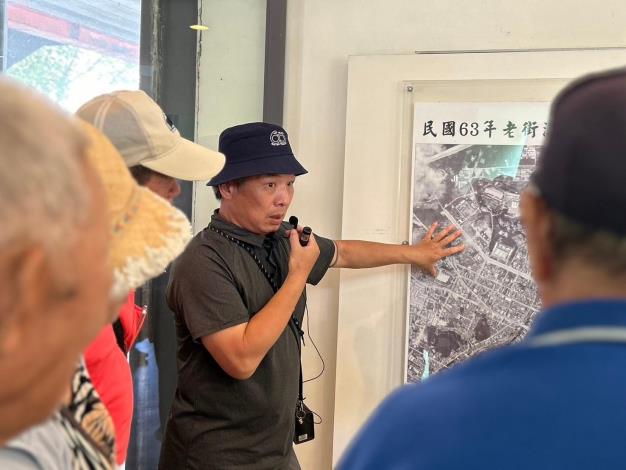 專心聆聽導覽員解說老街溪的歷史