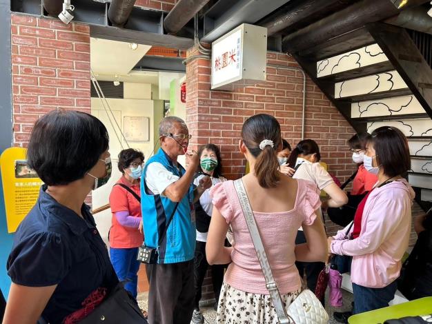 里民專注聆聽老街溪歷史發展故事