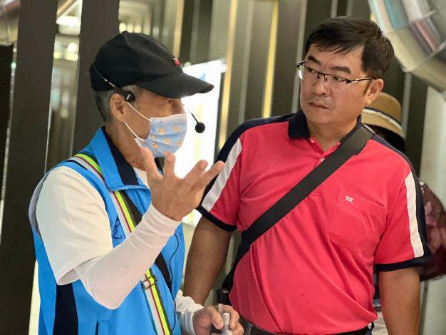 里長主動向解說員請益河川整治細節