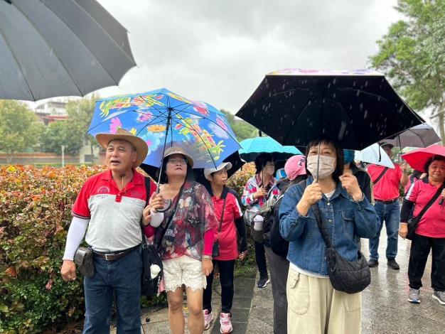 漫步老街溪步道 欣賞沿途植栽與設施