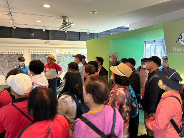 導覽員分享老街溪歷史的發展