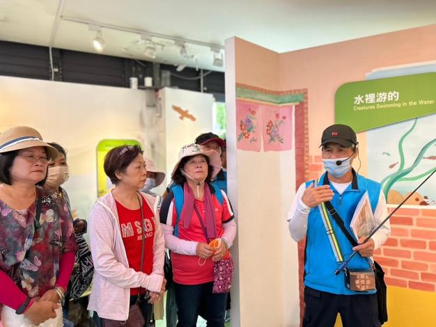 里民專心聆聽老街溪生態復育歷程