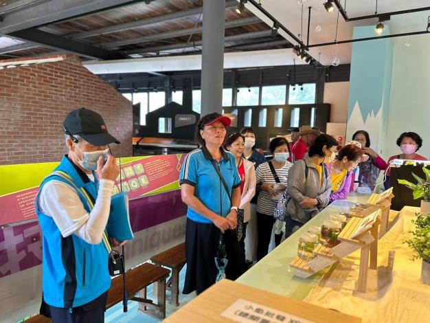 參觀二樓魚蝦生態復育展示區