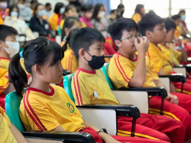 學生專注聆聽溪流的發展故事