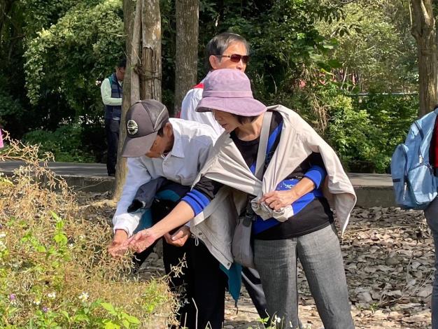 里民親手體驗植栽特殊觸感