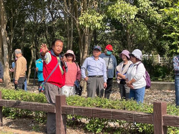 理事長解說清水溝溪發展歷史與復育過程