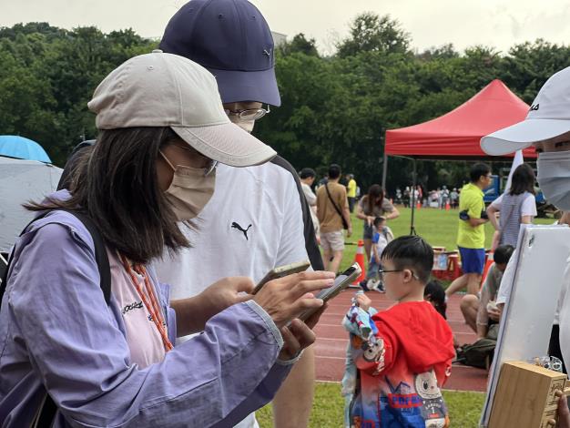 民眾透過填寫問卷學習聯通管相關知識