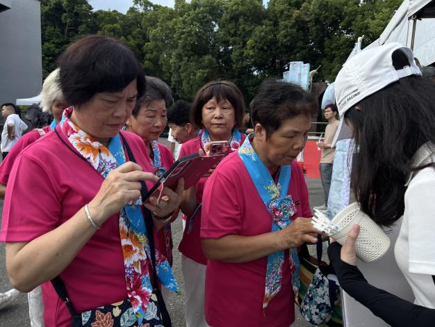 民眾現場填寫問卷