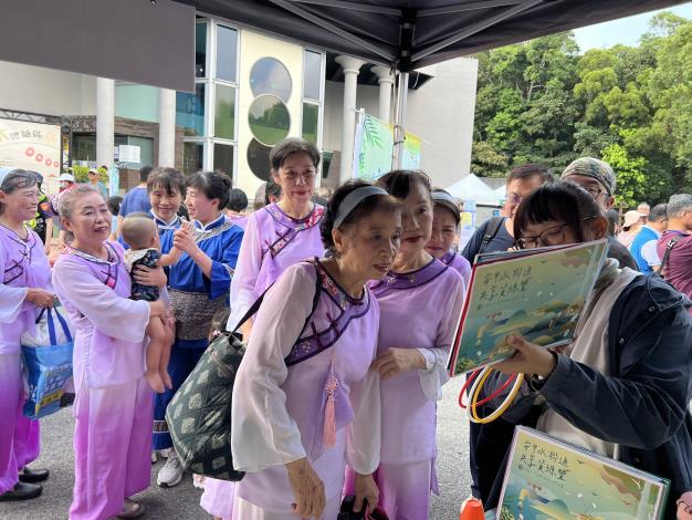 社區表演結束後熱情參與活動