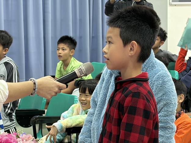有獎徵答學童回答問題.JPG