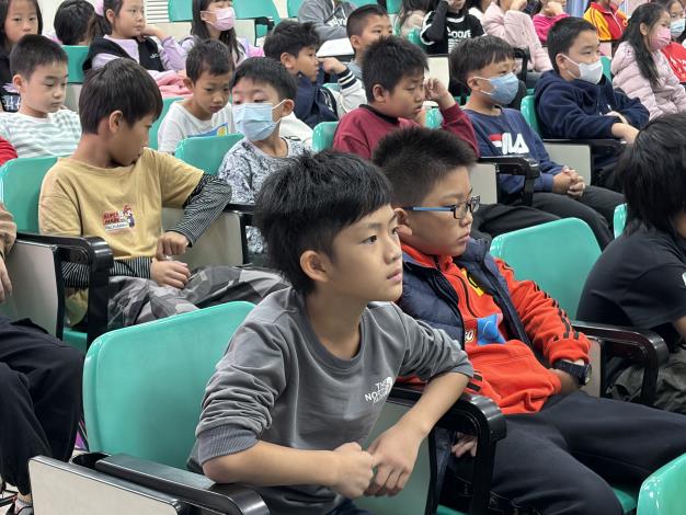 學童專心聆聽.JPG