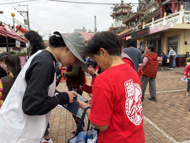 工作人員協助現場民眾填寫問卷