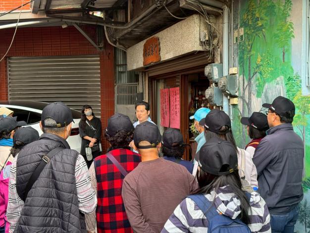 里民參訪當地傳統中藥行