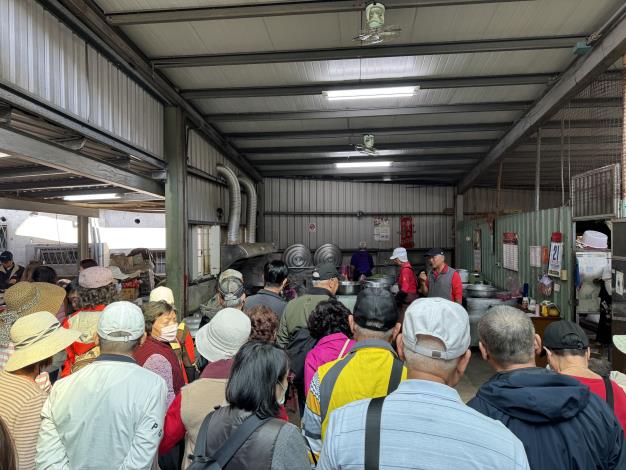 導覽講解社區共餐和餐廳運行方式