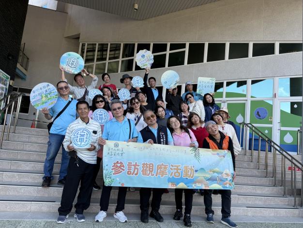 后里里里民們於管理中心外合影