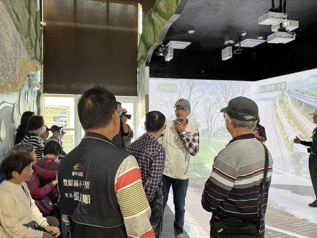 導覽員解說沉浸式展館