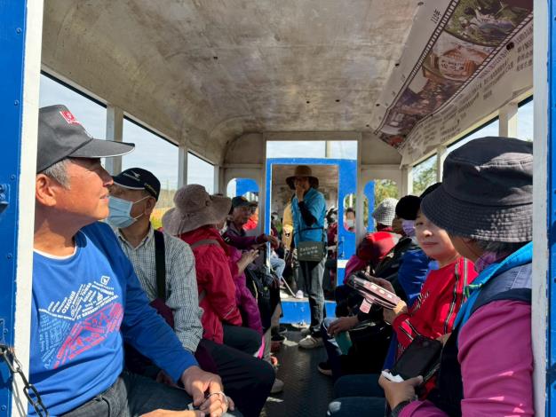村民們乘坐板頭社區觀光列車