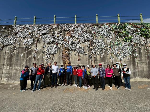村民們於河堤交趾壁畫前合影
