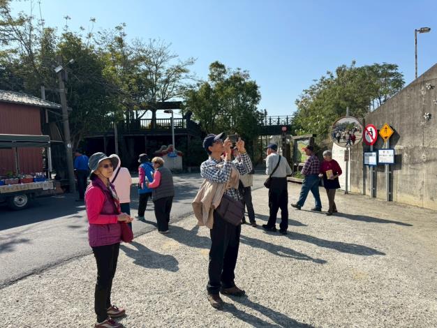 村民們對交趾壁畫感到讚嘆