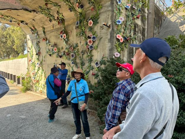 導覽員介紹交趾壁畫故事歷史