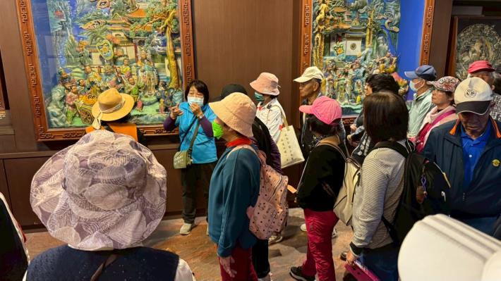 導覽員解說館內交趾陶藝術品