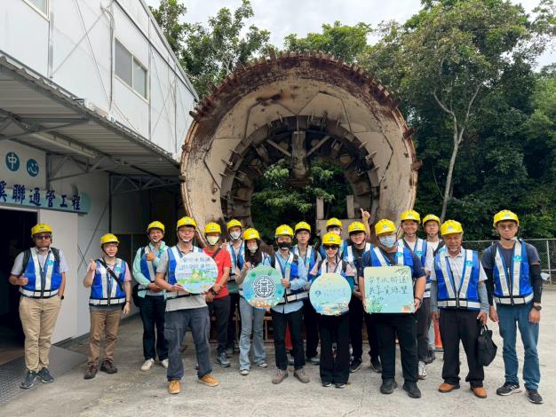 國營司同仁於展示中心外第二批合照