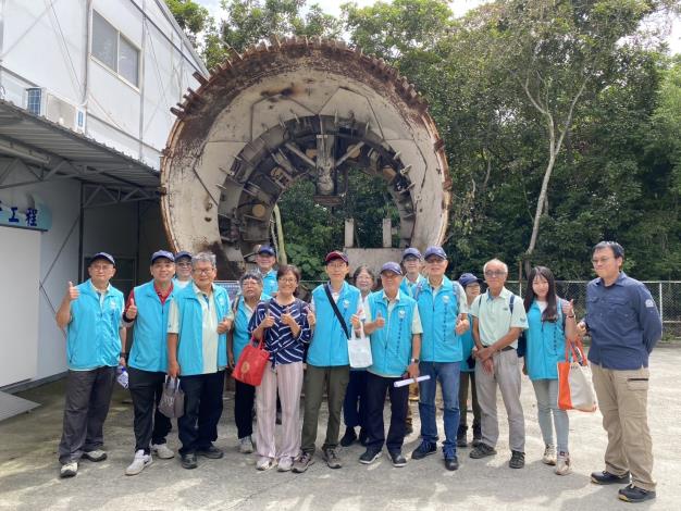 鯉魚潭水庫珍水志工們於展示中心外合照