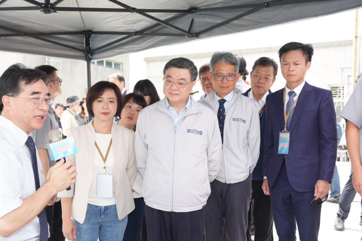 卓榮泰院長至流量控制閥視察.JPG