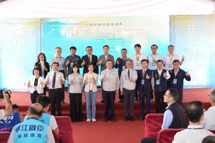 與施工及設計團隊合影.JPG