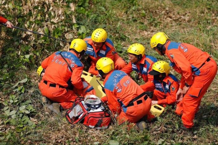 汛期將至，台中市山海屯救援協會今天結合防汛護水志工，演練特殊地形民眾受傷協助救出送醫。