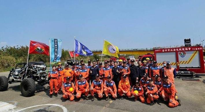 汛期將至，台中市山海屯救援協會今天結合防汛護水志工，出動50多人進行特殊地形救援演練。