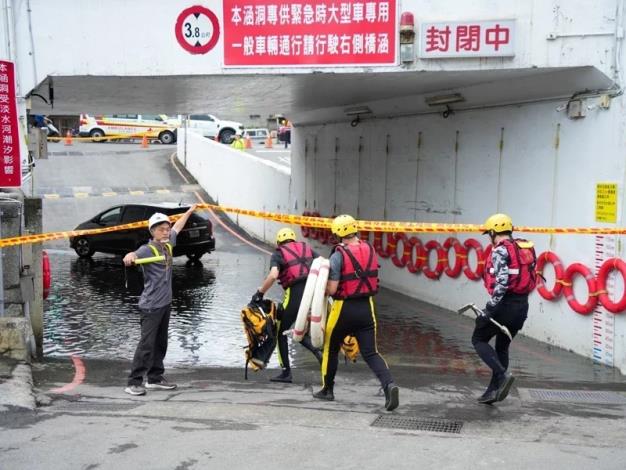 車輛衝入淹水涵洞求救 淡水公所防汛演練逼真