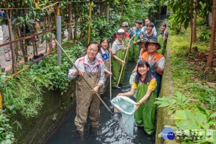 張市長進行水溝清淤工作