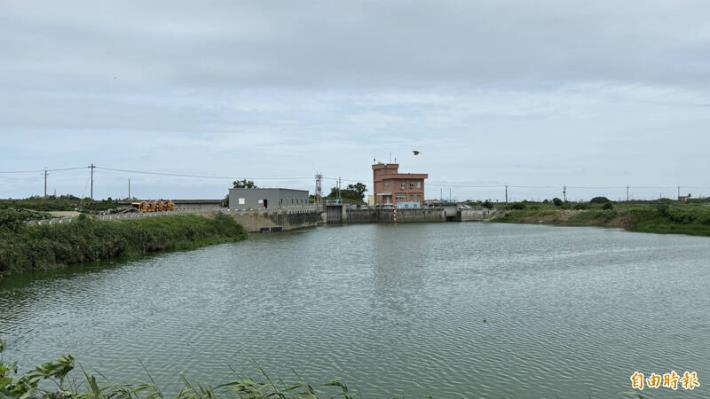 學甲羊稠厝抽水站擴建抽水平台(左邊鐵皮屋)，增加6部移動式抽水機組，提升抽水量和前方滯洪池蓄洪量。