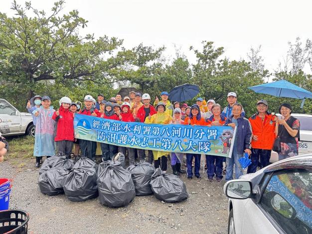 經濟部水利署第八河川分署辦理台東市富岡海堤淨灘活動，大家齊心合力清除因颱風帶來的海洋垃圾，讓海灘回復原本的乾淨與美麗。