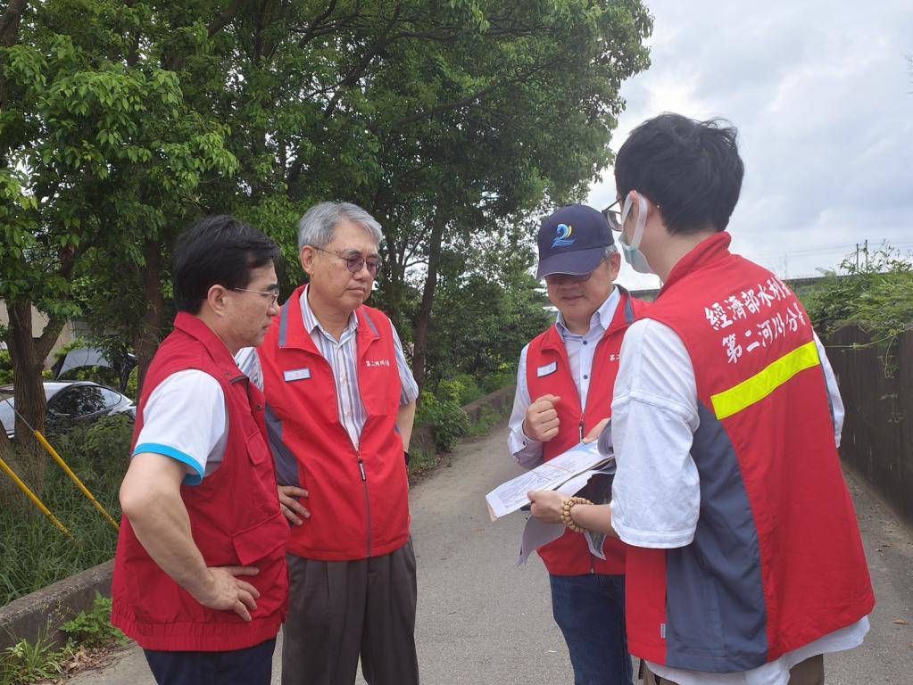 水利署署長林元鵬(左1)親自前往苗栗縣頭份市尖山里米粉街一帶.jpg