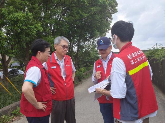 水利署署長林元鵬(左1)親自前往苗栗縣頭份市尖山里米粉街一帶