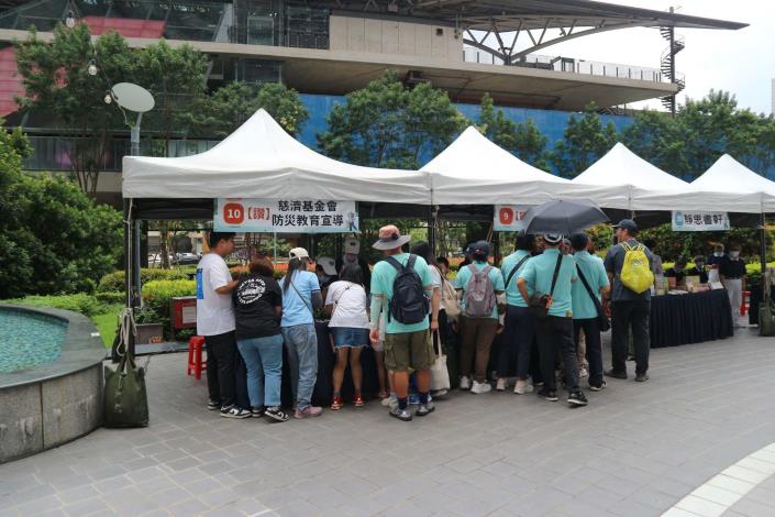 慈濟志工也在現場設置防災宣導相關攤位，讓參與活動的各防災社區團隊藉由有趣的遊戲互動，不僅完成闖關任務也加強防災知識。