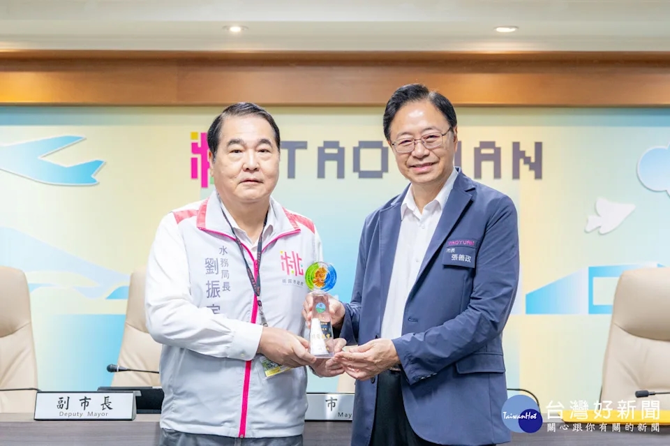 桃園市長張善政接受水務局呈獻榮獲經濟部水利署「113年度水患自主防災社區評鑑績優縣市」殊榮。.jpg