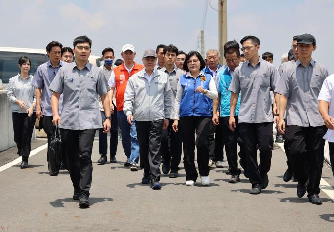 行政院長卓榮泰抵雲林第二行程轉往視察大埤鄉延潭大排，縣長張麗善趕往陪同聽取整體治理進度。