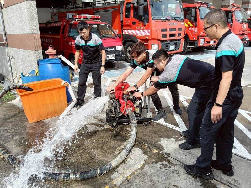 防豪雨致災，彰化縣消防115台移動式抽水機嚴陣以待。.jpg