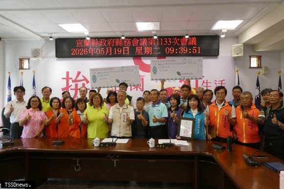 宜蘭縣政府縣務會議由代理縣長林茂盛出席頒獎表揚，獲得經濟部水利署辦理水患自主防災社區評鑑獲獎社區大合照。.jpg